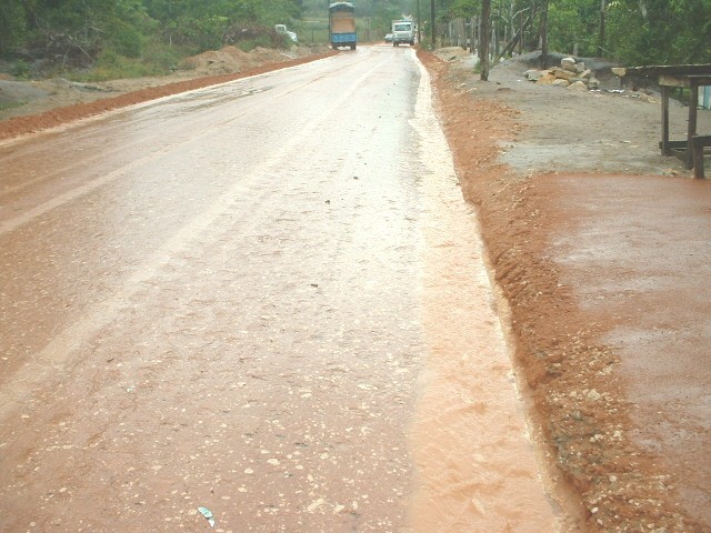 Aplicação e acabamento de via estabilizada