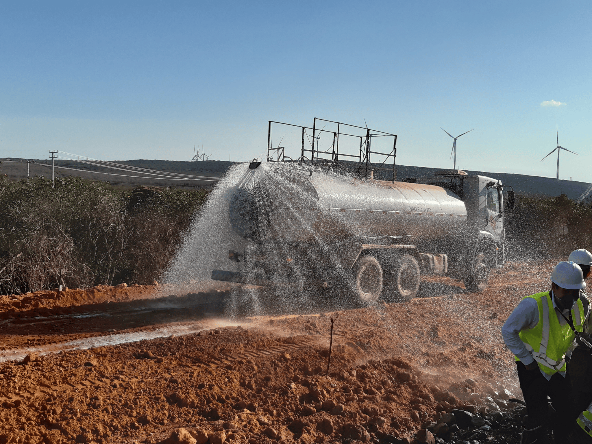 Aplicação em via com aerogeradores ao fundo, do acervo BIOVIA