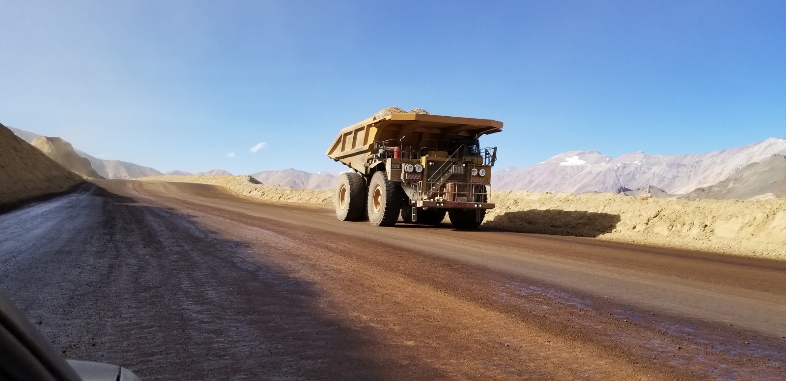 Caminhão de mineração em uma via de operação